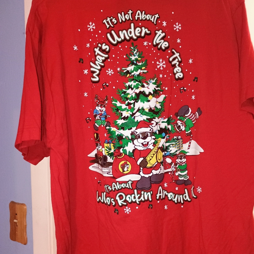 ♥️🤍💚 NWOT Mens Festive Jingle Beanie Ski Hat and Holiday Bucees XL Shirt Fun - Picture 5 of 5